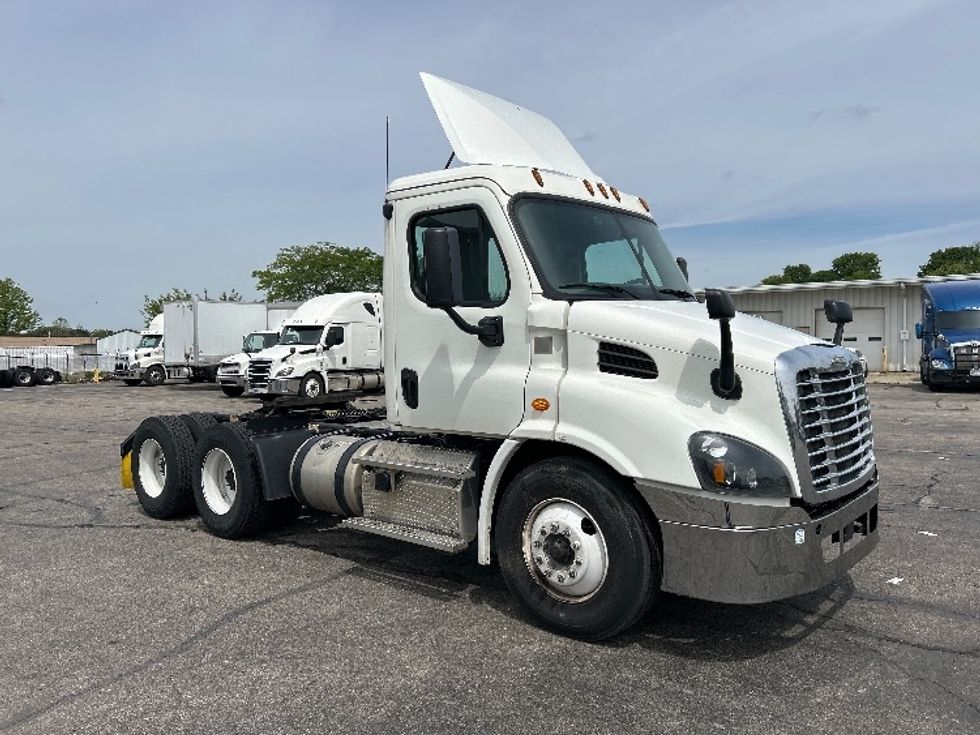 Day Cab Tractor-Heavy Duty Tractors-Freightliner-2019-Cascadia 11364ST-Piqua-OH-541,497\n\t\tmiles-$ 24,000 - Image 1