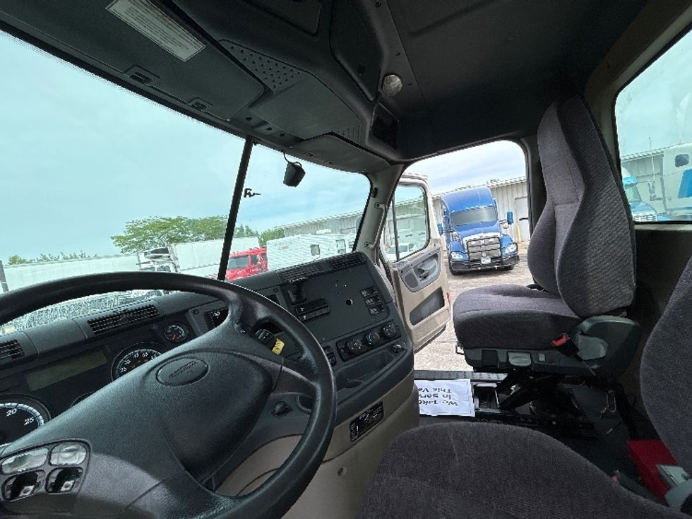 Day Cab Tractor-Heavy Duty Tractors-Freightliner-2019-Cascadia 11364ST-Piqua-OH-541,497\n\t\tmiles-$ 24,000 - Image 10