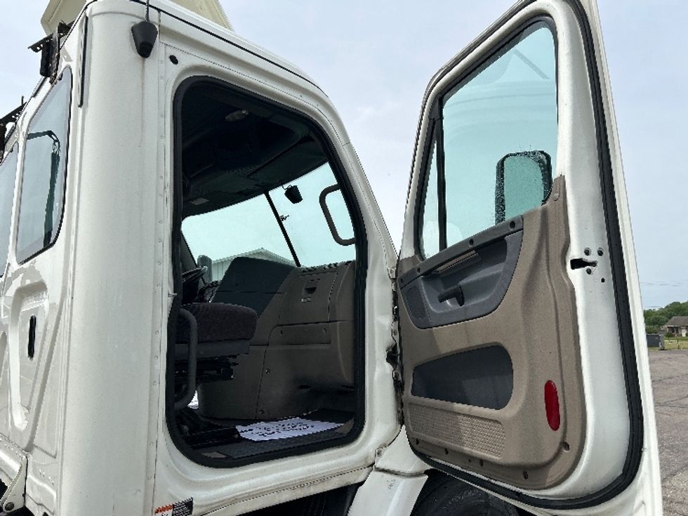 Day Cab Tractor-Heavy Duty Tractors-Freightliner-2019-Cascadia 11364ST-Piqua-OH-541,497\n\t\tmiles-$ 24,000 - Image 11