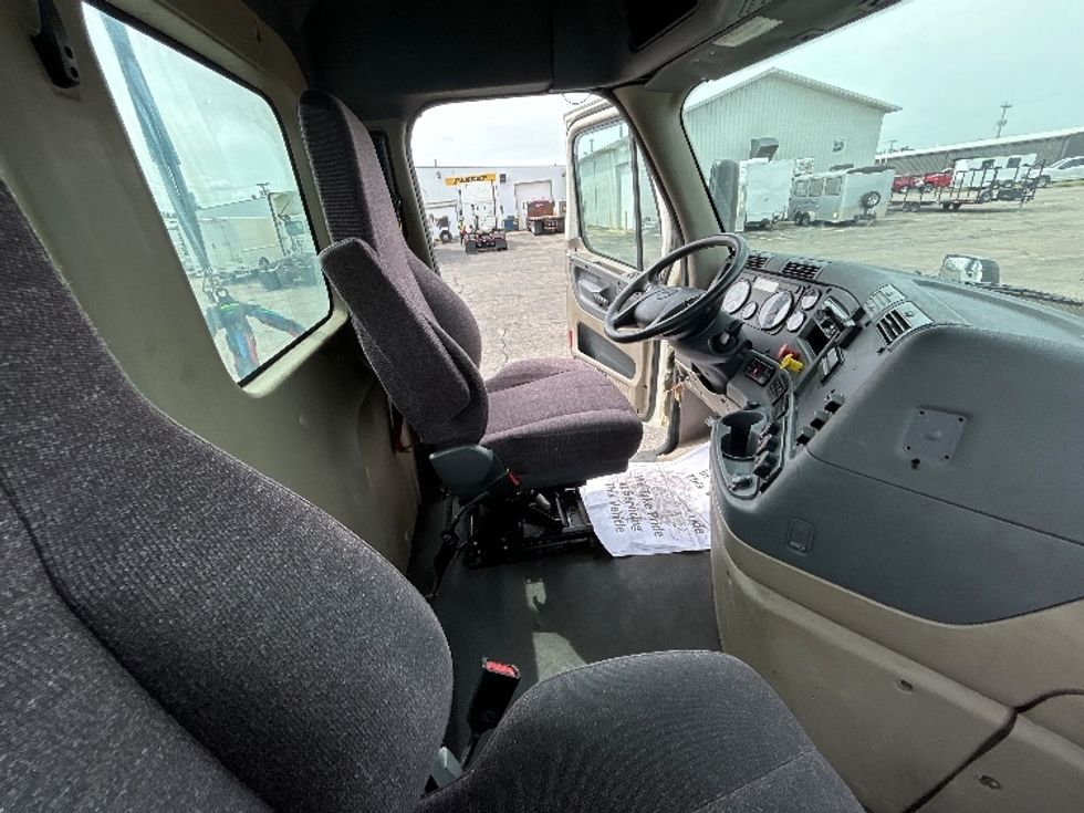 Day Cab Tractor-Heavy Duty Tractors-Freightliner-2019-Cascadia 11364ST-Piqua-OH-541,497\n\t\tmiles-$ 24,000 - Image 13