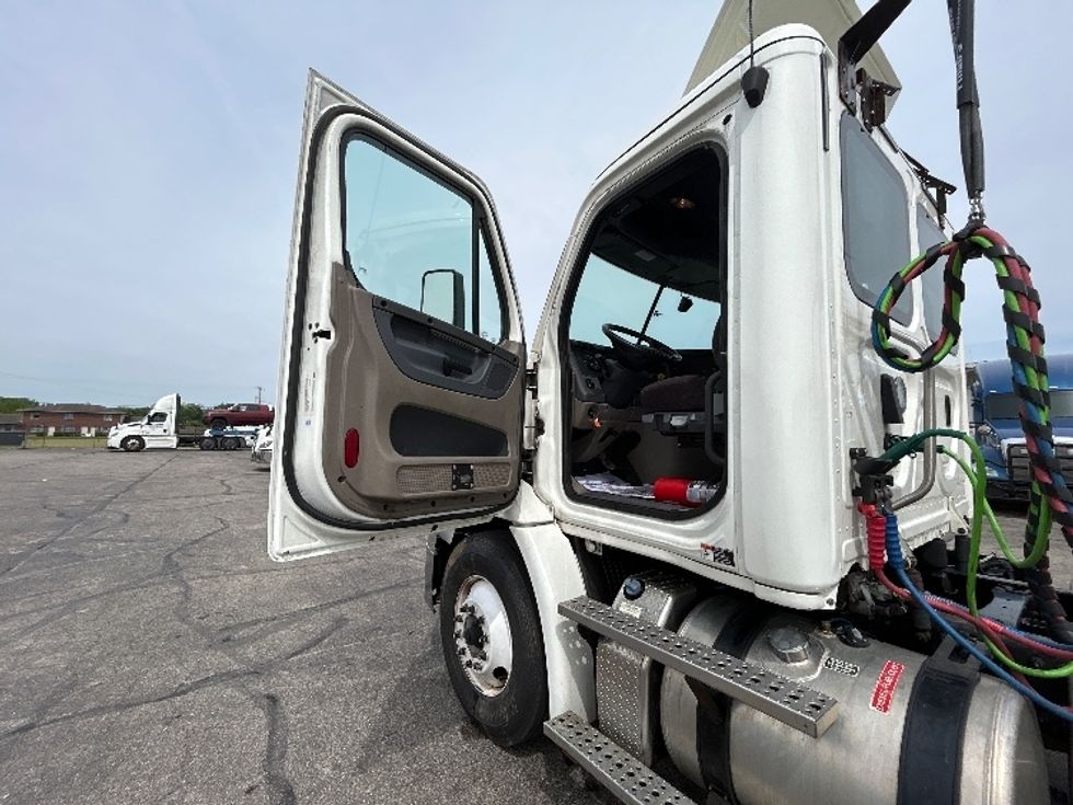 Day Cab Tractor-Heavy Duty Tractors-Freightliner-2019-Cascadia 11364ST-Piqua-OH-541,497\n\t\tmiles-$ 24,000 - Image 9