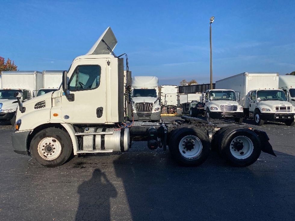 Day Cab Tractor-Heavy Duty Tractors-Freightliner-2019-Cascadia 11364ST-Prince George-VA-137,535\n\t\tmiles-$ 51,500 - Image 4