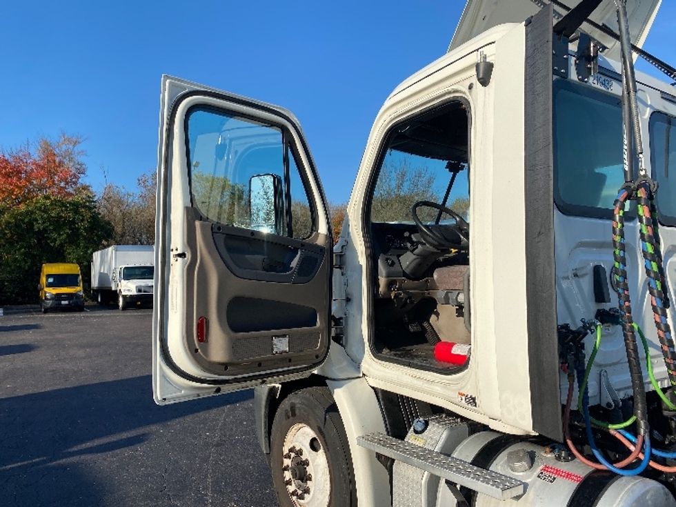 Day Cab Tractor-Heavy Duty Tractors-Freightliner-2019-Cascadia 11364ST-Prince George-VA-137,535\n\t\tmiles-$ 51,500 - Image 9