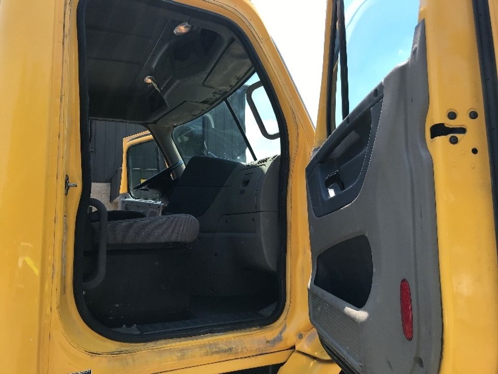 Day Cab Tractor-Heavy Duty Tractors-Freightliner-2019-Cascadia 11364ST-Prince George-VA-385,452\n\t\tmiles-$ 37,500 - Image 12