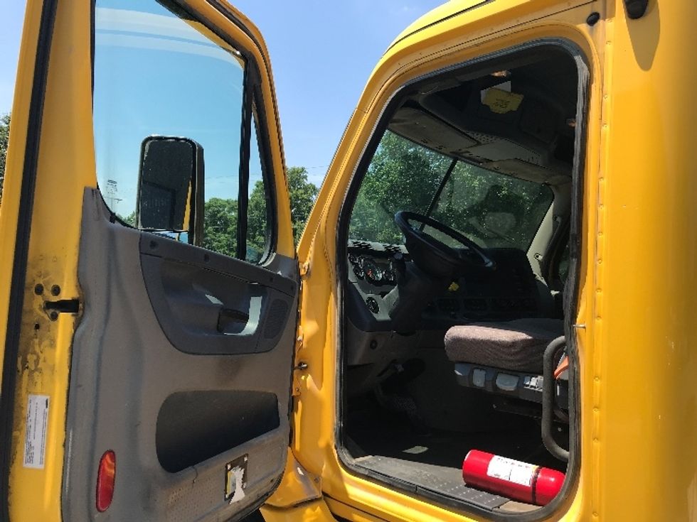 Day Cab Tractor-Heavy Duty Tractors-Freightliner-2019-Cascadia 11364ST-Prince George-VA-385,452\n\t\tmiles-$ 37,500 - Image 9