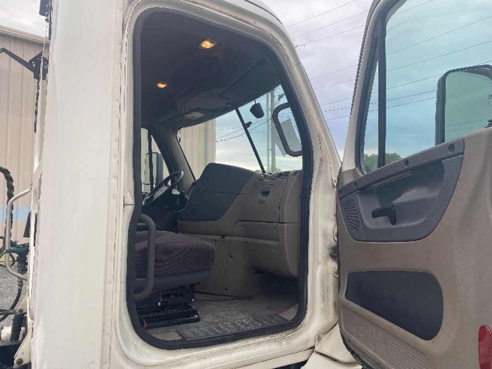 Day Cab Tractor-Heavy Duty Tractors-Freightliner-2019-Cascadia 11364ST-Resaca-GA-271,847\n\t\tmiles-$ 47,750 - Image 12