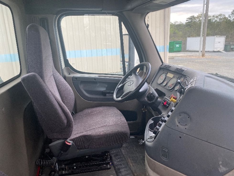 Day Cab Tractor-Heavy Duty Tractors-Freightliner-2019-Cascadia 11364ST-Resaca-GA-271,847\n\t\tmiles-$ 47,750 - Image 14