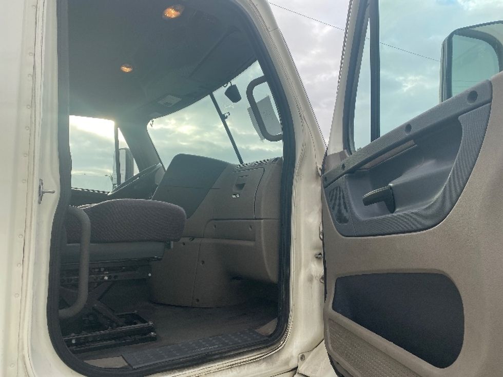 Day Cab Tractor-Heavy Duty Tractors-Freightliner-2019-Cascadia 11364ST-Resaca-GA-307,250\n\t\tmiles-$ 45,250 - Image 12