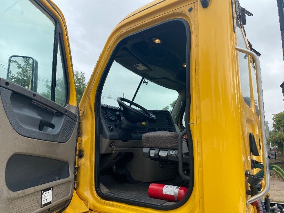 Day Cab Tractor-Heavy Duty Tractors-Freightliner-2019-Cascadia 11364ST-South Plainfield-NJ-377,828\n\t\tmiles-$ 43,500 - Image 9