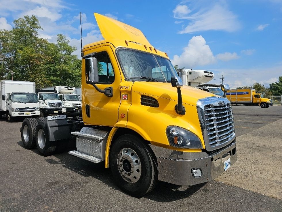 Day Cab Tractor-Heavy Duty Tractors-Freightliner-2019-Cascadia 11364ST-South Plainfield-NJ-454,599\n\t\tmiles-$ 38,000 - Image 1