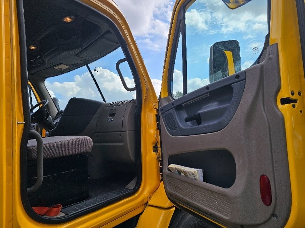 Day Cab Tractor-Heavy Duty Tractors-Freightliner-2019-Cascadia 11364ST-South Plainfield-NJ-454,599\n\t\tmiles-$ 38,000 - Image 12