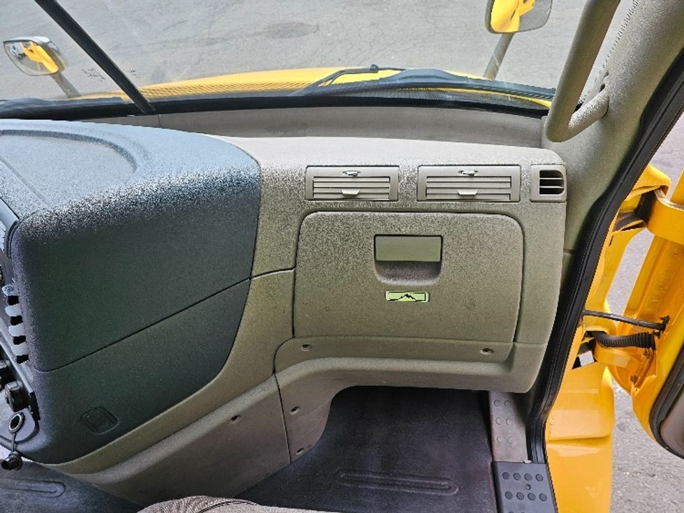 Day Cab Tractor-Heavy Duty Tractors-Freightliner-2019-Cascadia 11364ST-South Plainfield-NJ-454,599\n\t\tmiles-$ 38,000 - Image 13