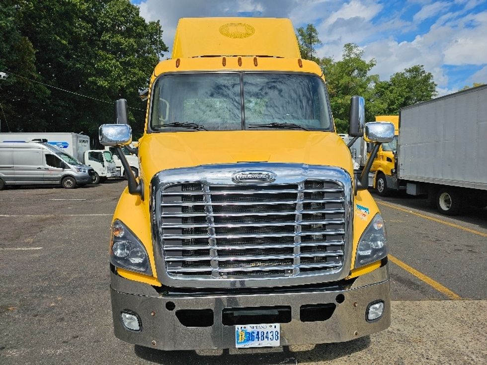 Day Cab Tractor-Heavy Duty Tractors-Freightliner-2019-Cascadia 11364ST-South Plainfield-NJ-454,599\n\t\tmiles-$ 38,000 - Image 2
