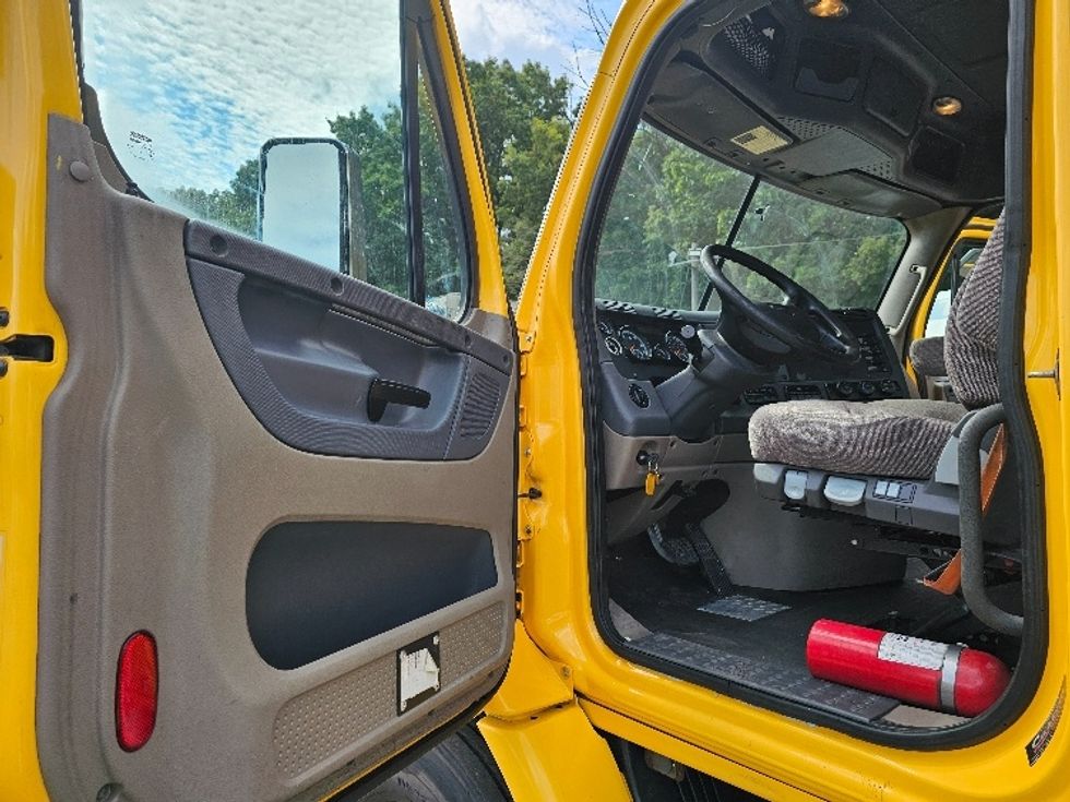 Day Cab Tractor-Heavy Duty Tractors-Freightliner-2019-Cascadia 11364ST-South Plainfield-NJ-454,599\n\t\tmiles-$ 38,000 - Image 9
