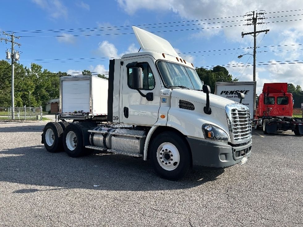 Day Cab Tractor-Heavy Duty Tractors-Freightliner-2019-Cascadia 11364ST-Suffolk-VA-167,283\n\t\tmiles-$ 53,250 - Image 1
