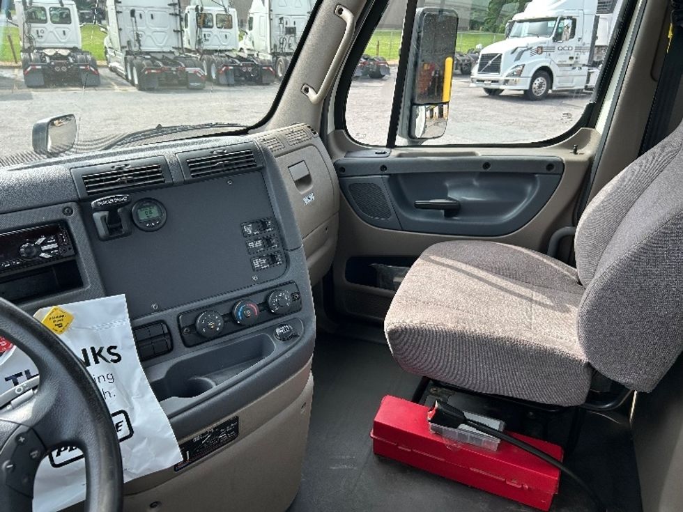 Day Cab Tractor-Heavy Duty Tractors-Freightliner-2019-Cascadia 11364ST-Suffolk-VA-167,283\n\t\tmiles-$ 53,250 - Image 10
