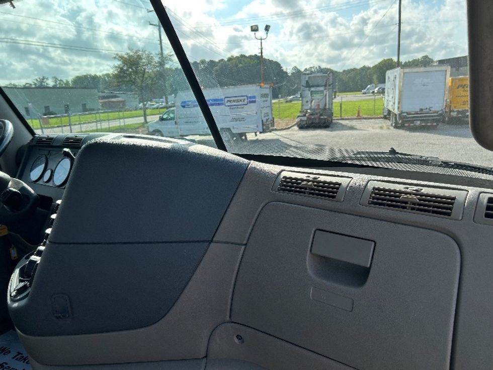 Day Cab Tractor-Heavy Duty Tractors-Freightliner-2019-Cascadia 11364ST-Suffolk-VA-167,283\n\t\tmiles-$ 53,250 - Image 13