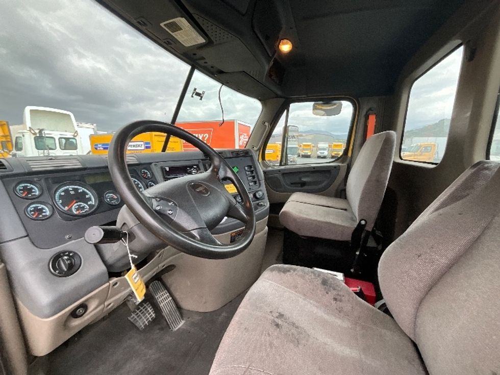 2019 Freightliner Cascadia 113" sleeper cab photo 10