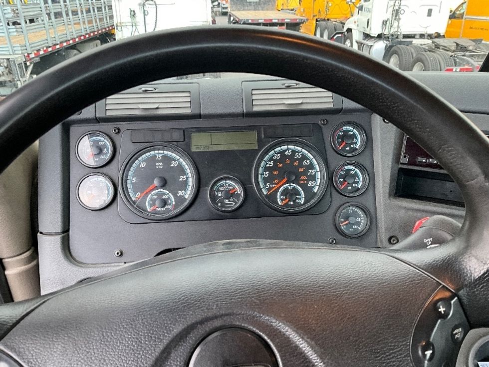 2019 Freightliner Cascadia 113" sleeper cab photo 11