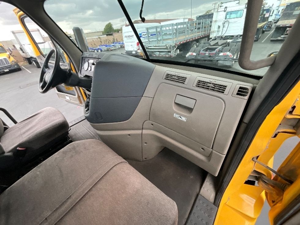 2019 Freightliner Cascadia 113" sleeper cab photo 12