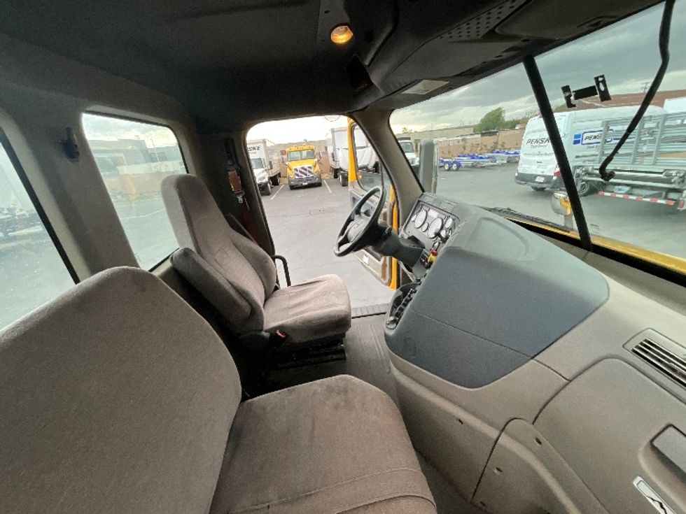 2019 Freightliner Cascadia 113" sleeper cab photo 13