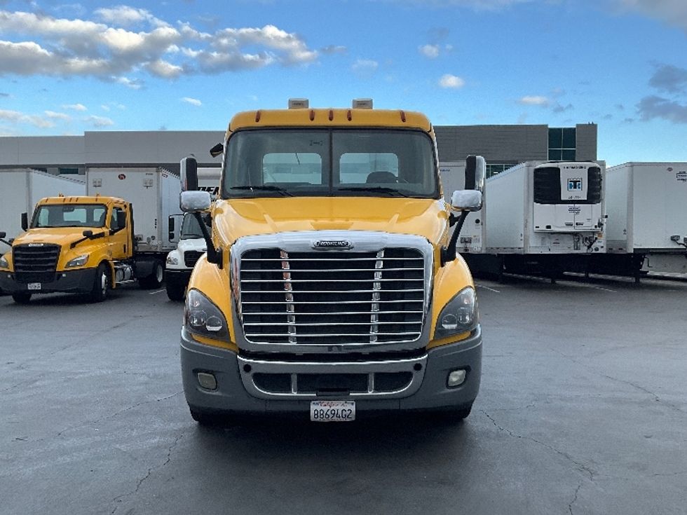 2019 Freightliner Cascadia 113" sleeper cab photo 2