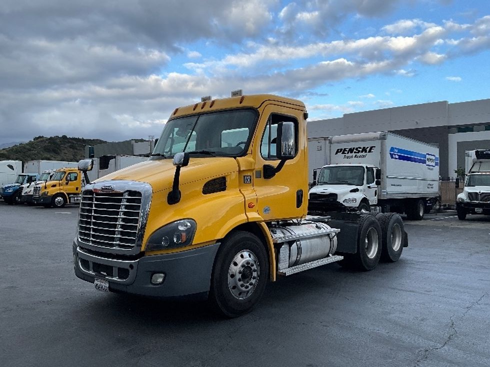 2019 Freightliner Cascadia 113" sleeper cab photo 3