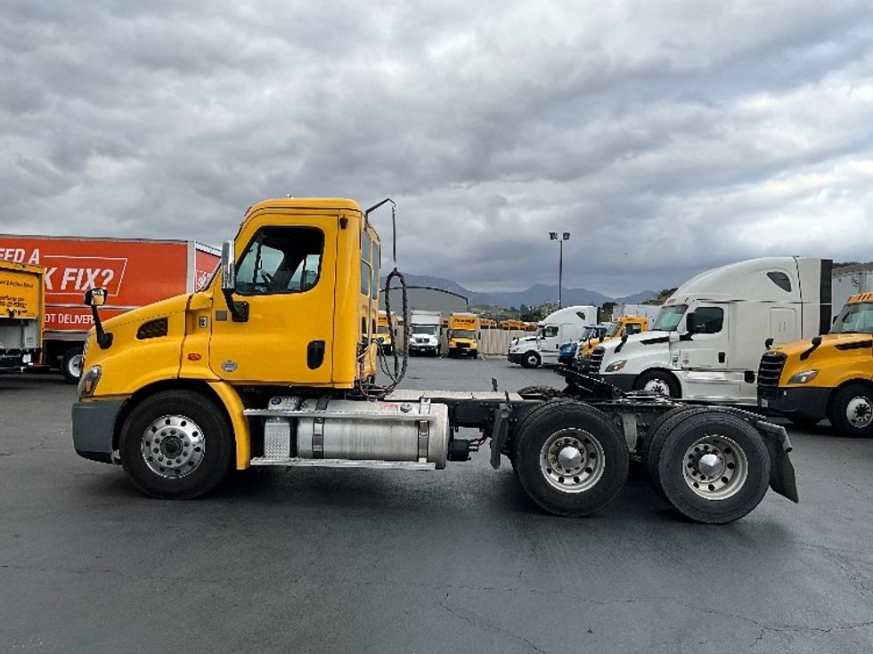 2019 Freightliner Cascadia 113" sleeper cab photo 4