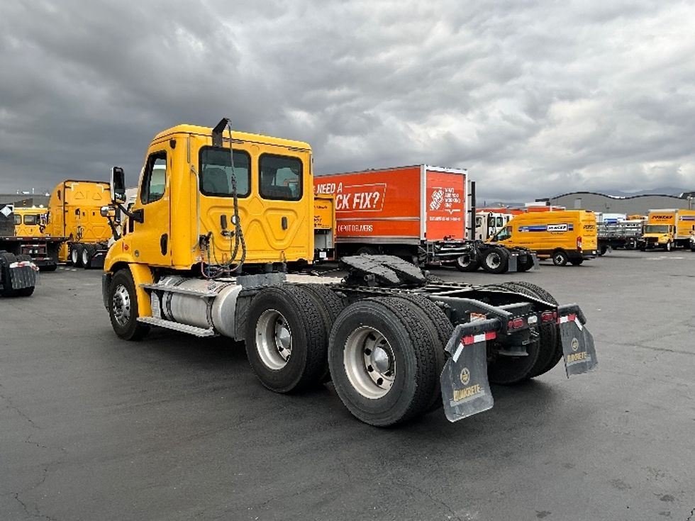 2019 Freightliner Cascadia 113" sleeper cab photo 5