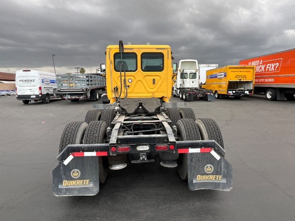 2019 Freightliner Cascadia 113" sleeper cab photo 6