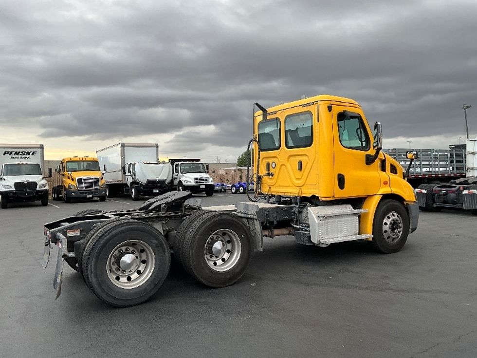 2019 Freightliner Cascadia 113" sleeper cab photo 7