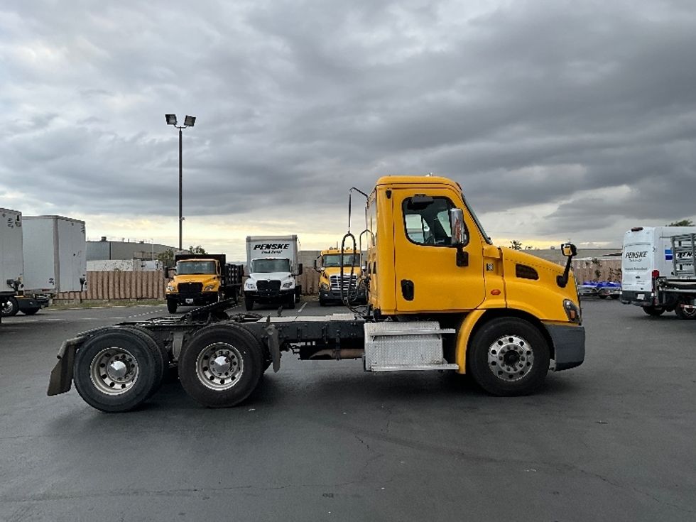 2019 Freightliner Cascadia 113" sleeper cab photo 8