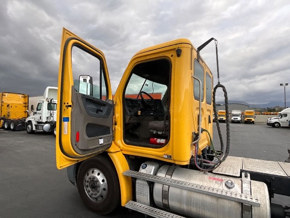 2019 Freightliner Cascadia 113" sleeper cab photo 9