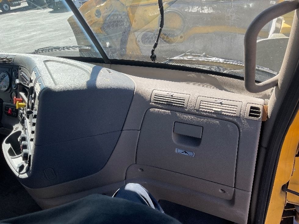 Day Cab Tractor-Heavy Duty Tractors-Freightliner-2019-Cascadia 11364ST-Tampa-FL-434,822\n\t\tmiles-$ 37,250 - Image 13