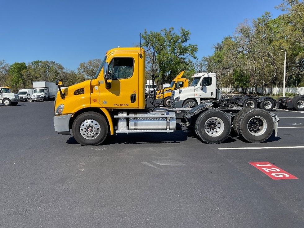 Day Cab Tractor-Heavy Duty Tractors-Freightliner-2019-Cascadia 11364ST-Tampa-FL-434,822\n\t\tmiles-$ 37,250 - Image 4