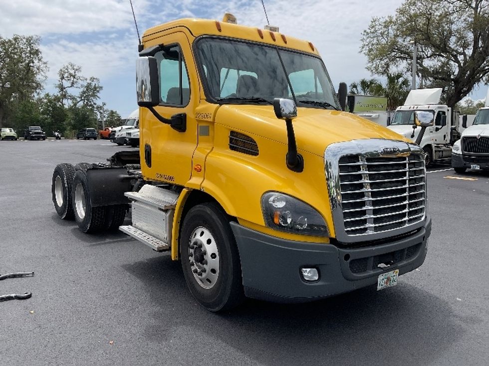 Day Cab Tractor-Heavy Duty Tractors-Freightliner-2019-Cascadia 11364ST-Tampa-FL-461,986\n\t\tmiles-$ 33,250 - Image 1
