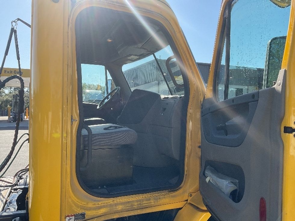 Day Cab Tractor-Heavy Duty Tractors-Freightliner-2019-Cascadia 11364ST-Tampa-FL-461,986\n\t\tmiles-$ 33,250 - Image 12