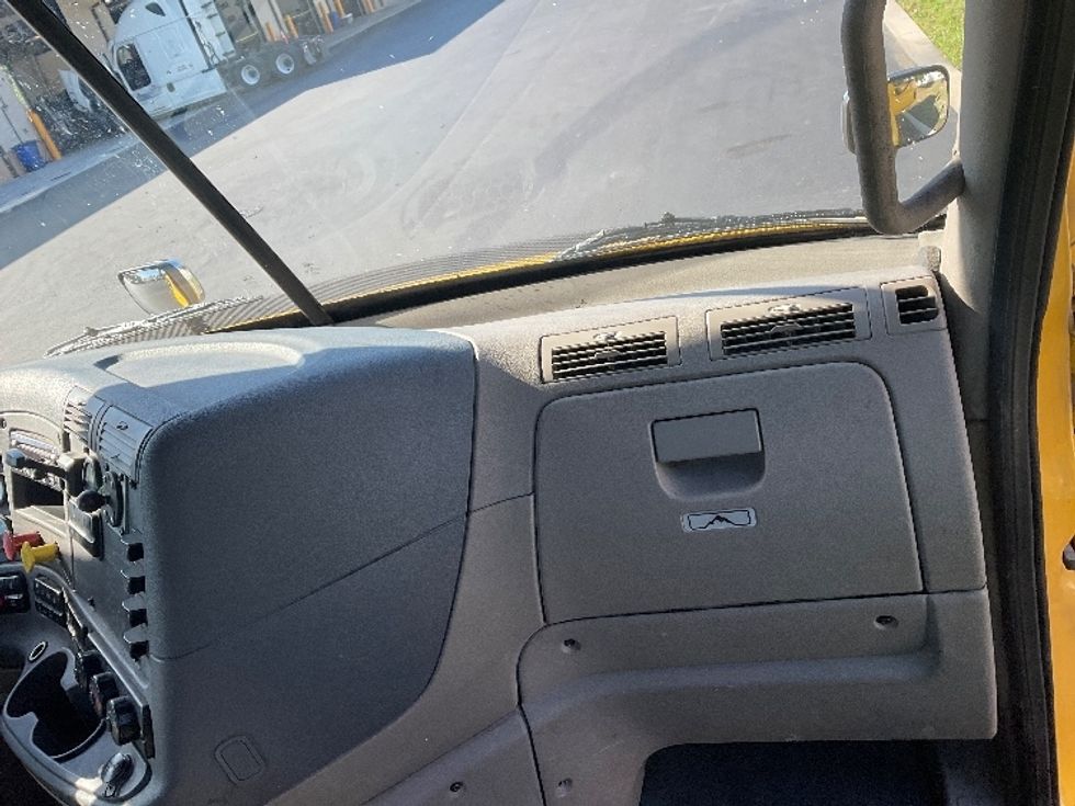 Day Cab Tractor-Heavy Duty Tractors-Freightliner-2019-Cascadia 11364ST-Tampa-FL-461,986\n\t\tmiles-$ 33,250 - Image 13