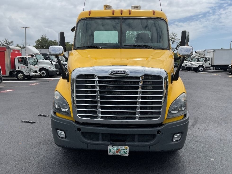 Day Cab Tractor-Heavy Duty Tractors-Freightliner-2019-Cascadia 11364ST-Tampa-FL-461,986\n\t\tmiles-$ 33,250 - Image 2