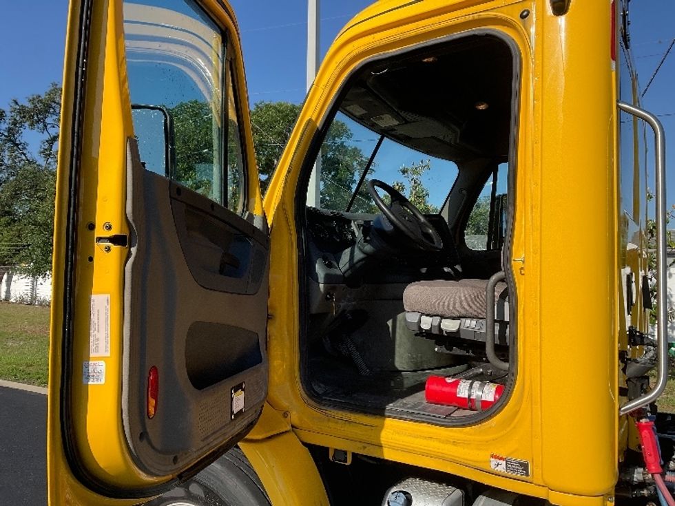 Day Cab Tractor-Heavy Duty Tractors-Freightliner-2019-Cascadia 11364ST-Tampa-FL-461,986\n\t\tmiles-$ 33,250 - Image 9
