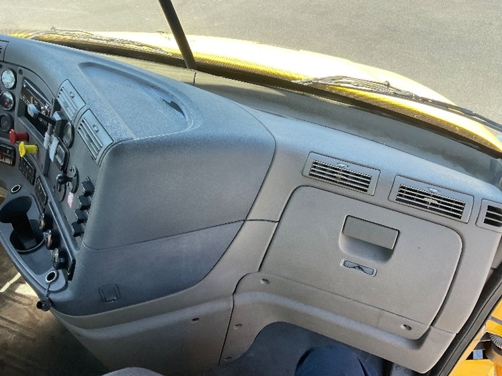 Day Cab Tractor-Heavy Duty Tractors-Freightliner-2019-Cascadia 11364ST-Tampa-FL-474,044\n\t\tmiles-$ 35,500 - Image 13