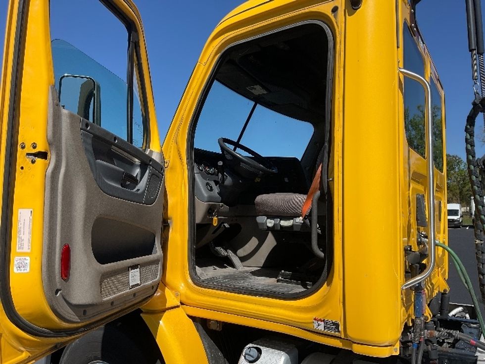 Day Cab Tractor-Heavy Duty Tractors-Freightliner-2019-Cascadia 11364ST-Tampa-FL-474,044\n\t\tmiles-$ 35,500 - Image 9