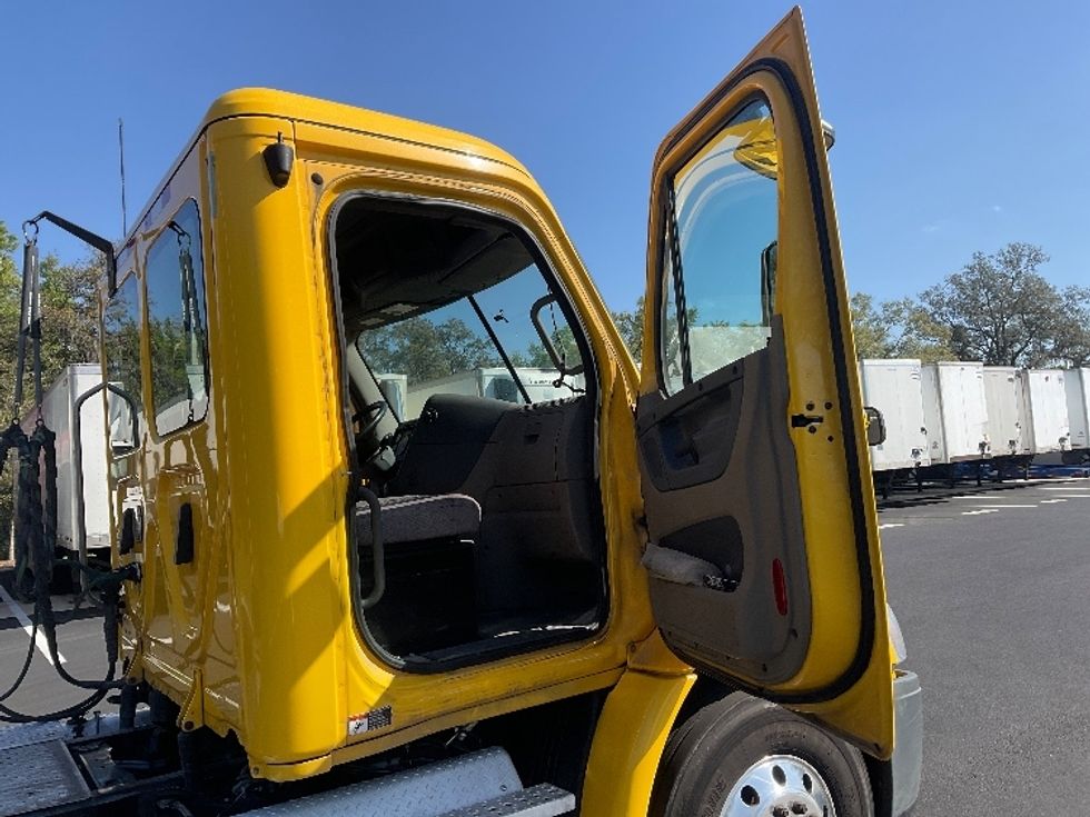 Day Cab Tractor-Heavy Duty Tractors-Freightliner-2019-Cascadia 11364ST-Tampa-FL-482,226\n\t\tmiles-$ 28,000 - Image 12