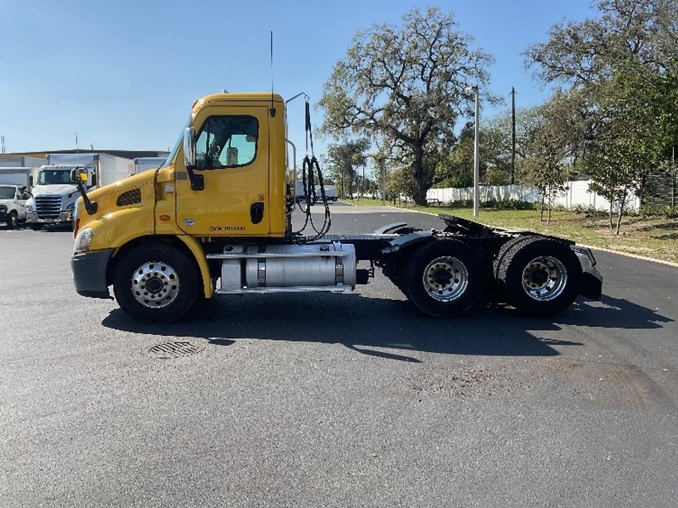 Day Cab Tractor-Heavy Duty Tractors-Freightliner-2019-Cascadia 11364ST-Tampa-FL-482,226\n\t\tmiles-$ 28,000 - Image 4