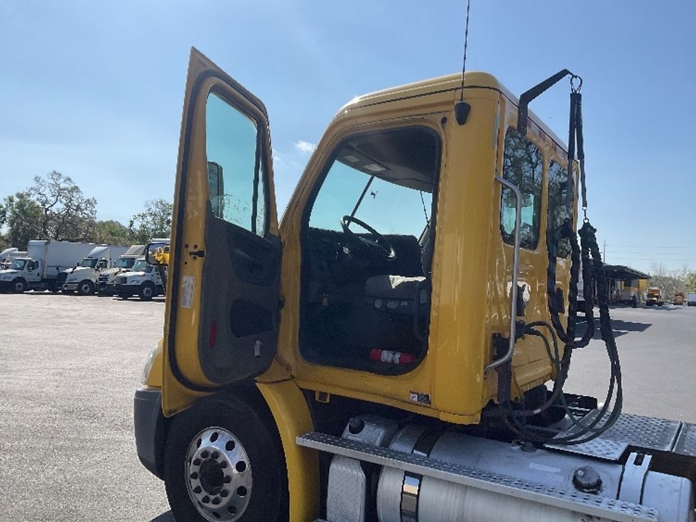 Day Cab Tractor-Heavy Duty Tractors-Freightliner-2019-Cascadia 11364ST-Tampa-FL-482,226\n\t\tmiles-$ 28,000 - Image 9