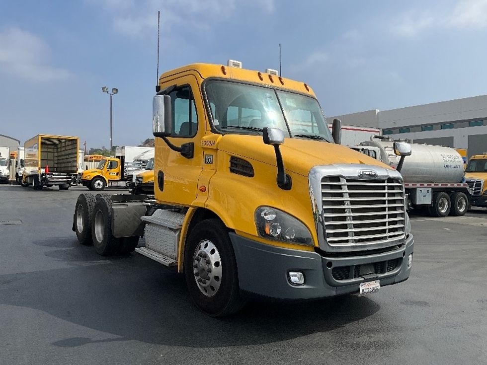 Day Cab Tractor-Heavy Duty Tractors-Freightliner-2019-Cascadia 11364ST-Torrance-CA-303,710\n\t\tmiles-$ 37,750 - Image 1