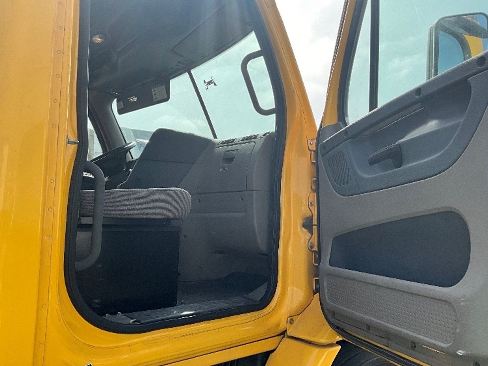 Day Cab Tractor-Heavy Duty Tractors-Freightliner-2019-Cascadia 11364ST-Torrance-CA-303,710\n\t\tmiles-$ 37,750 - Image 12