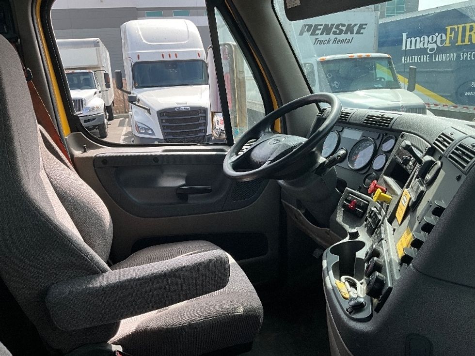 Day Cab Tractor-Heavy Duty Tractors-Freightliner-2019-Cascadia 11364ST-Torrance-CA-303,710\n\t\tmiles-$ 37,750 - Image 14