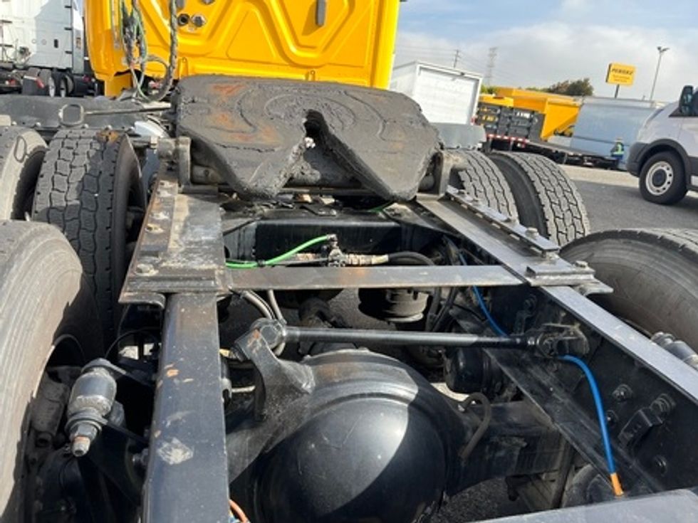 Day Cab Tractor-Heavy Duty Tractors-Freightliner-2019-Cascadia 11364ST-Torrance-CA-303,710\n\t\tmiles-$ 37,750 - Image 17