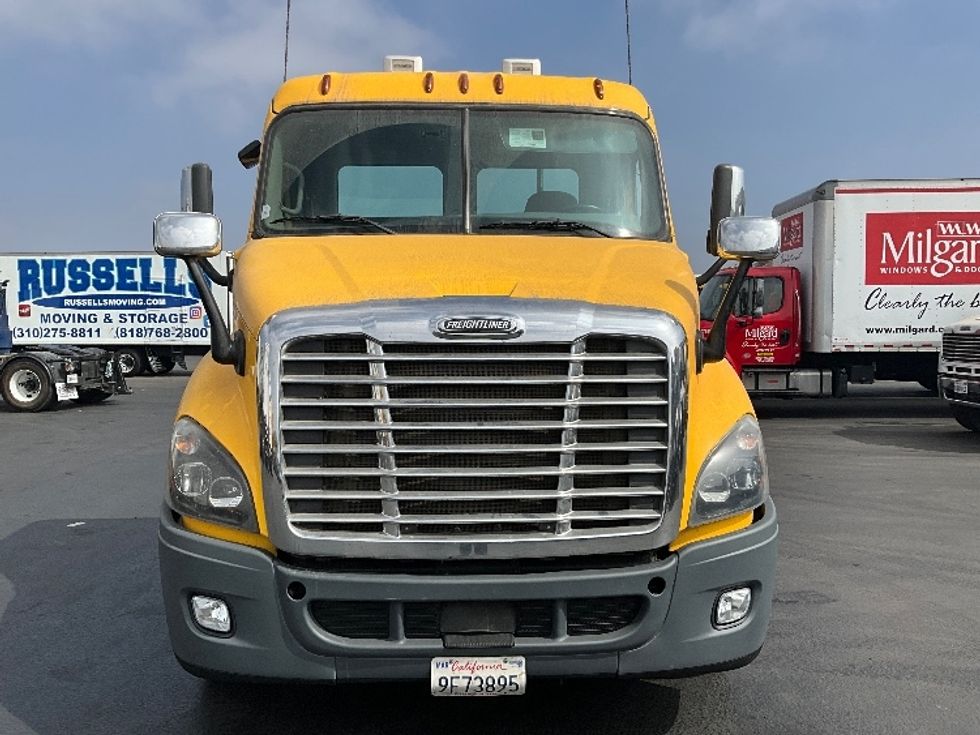 Day Cab Tractor-Heavy Duty Tractors-Freightliner-2019-Cascadia 11364ST-Torrance-CA-303,710\n\t\tmiles-$ 37,750 - Image 2